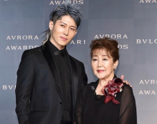 MIYAVI cùng mẹ đến tham dự Giải thưởng BVLGARI AVRORA 2018