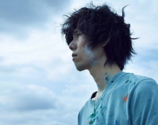 Noda Yojiro của RADWIMPS đóng chính trong live-action Hyakumanen no Onnatachi