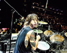 Tomoya nhóm ONE OK ROCK đã chính thức làm bố