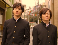 Kamiki Ryunosuke và Nomura Shuhei trẻ trung trong trailer Chigasaki Monogatari ~ MY LITTLE HOMETOWN ~