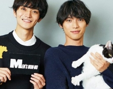 Fukushi Sota và Yamamoto Ryosuke ôm mèo chụp hình tạp chí quảng cáo phim mới