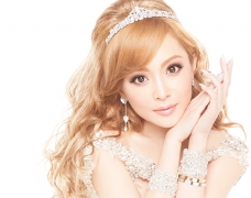 Hamasaki Ayumi sẽ “noi gương” Amuro Namie giải nghệ ở tuổi 40?