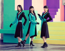 Perfume xuất hiện trên bảng quảng cáo Apple Music ở Quảng trường Thời đại của New York