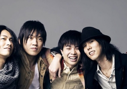 RADWIMPS bắt trend quay PV ở hồ bơi trống cùng hai con vật đặc biệt