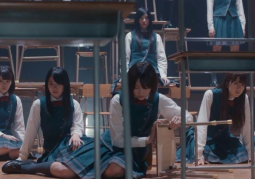 Keyakizaka46 đối mặt với những lời chế giễu trong MV Eccentric