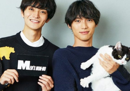 Fukushi Sota và Yamamoto Ryosuke ôm mèo chụp hình tạp chí quảng cáo phim mới