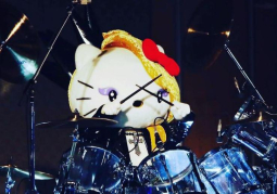 YOSHIKI kêu gọi bình chọn cho Yoshikitty trong cuộc đua xếp hạng nhân vật của Sanrio