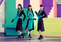 Perfume xuất hiện trên bảng quảng cáo Apple Music ở Quảng trường Thời đại của New York