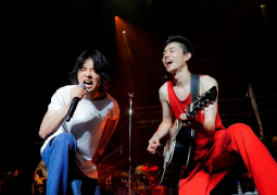Yamazaki Kento và Suda Masaki cùng hát bài Sayonara Ereji khi kết thúc tour lưu diễn